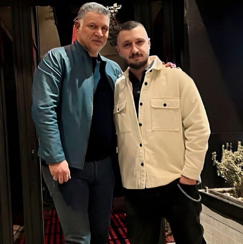 عکس | تصویری از یک خواننده زیر زمینی در آغوش علی دایی عکس | تصویری از یک خواننده زیر زمینی در آغوش علی دایی