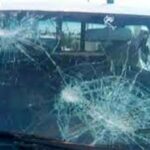 عکس | بدشانسی تلخ راننده پژو در تهران؛ کنده شدن سنگ‌نما و سقوط روی خودرو!