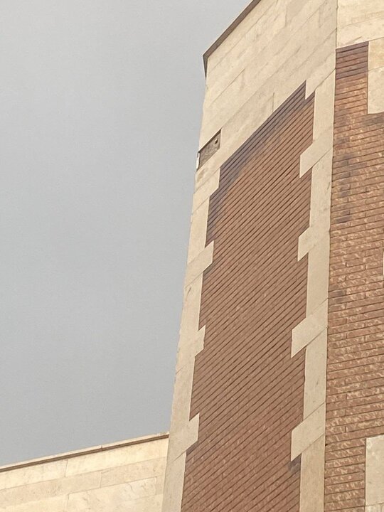 شکسته شدن شیشه خودرو با سنگ نما