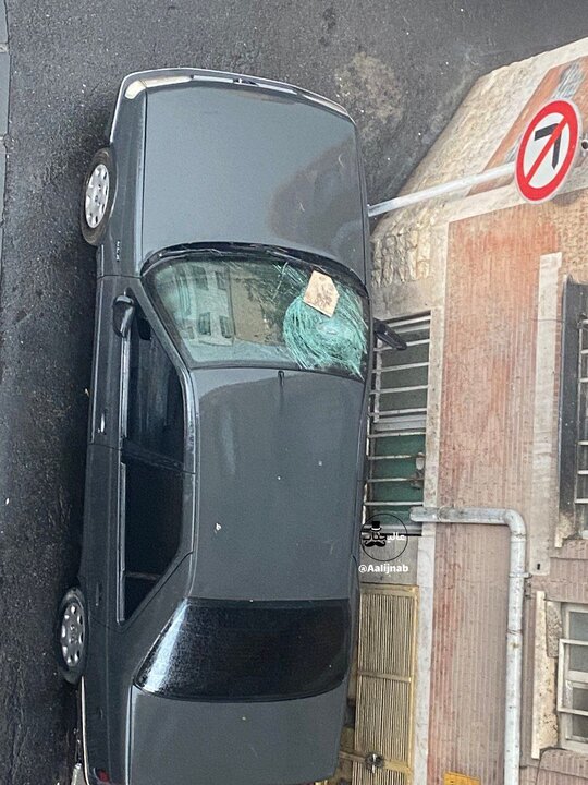 شکسته شدن شیشه خودرو با سنگ نما