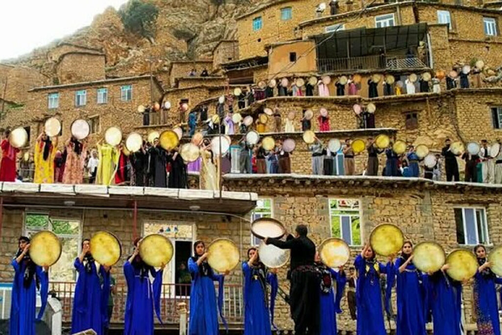 ببینید | هنرنمایی تماشایی در مراسم هزار دفنوازی روستای پالنگان ببینید | هنرنمایی تماشایی در مراسم هزار دفنوازی روستای پالنگان