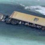 ببینید | لحظه سقوط عجیب کامیون در دریا