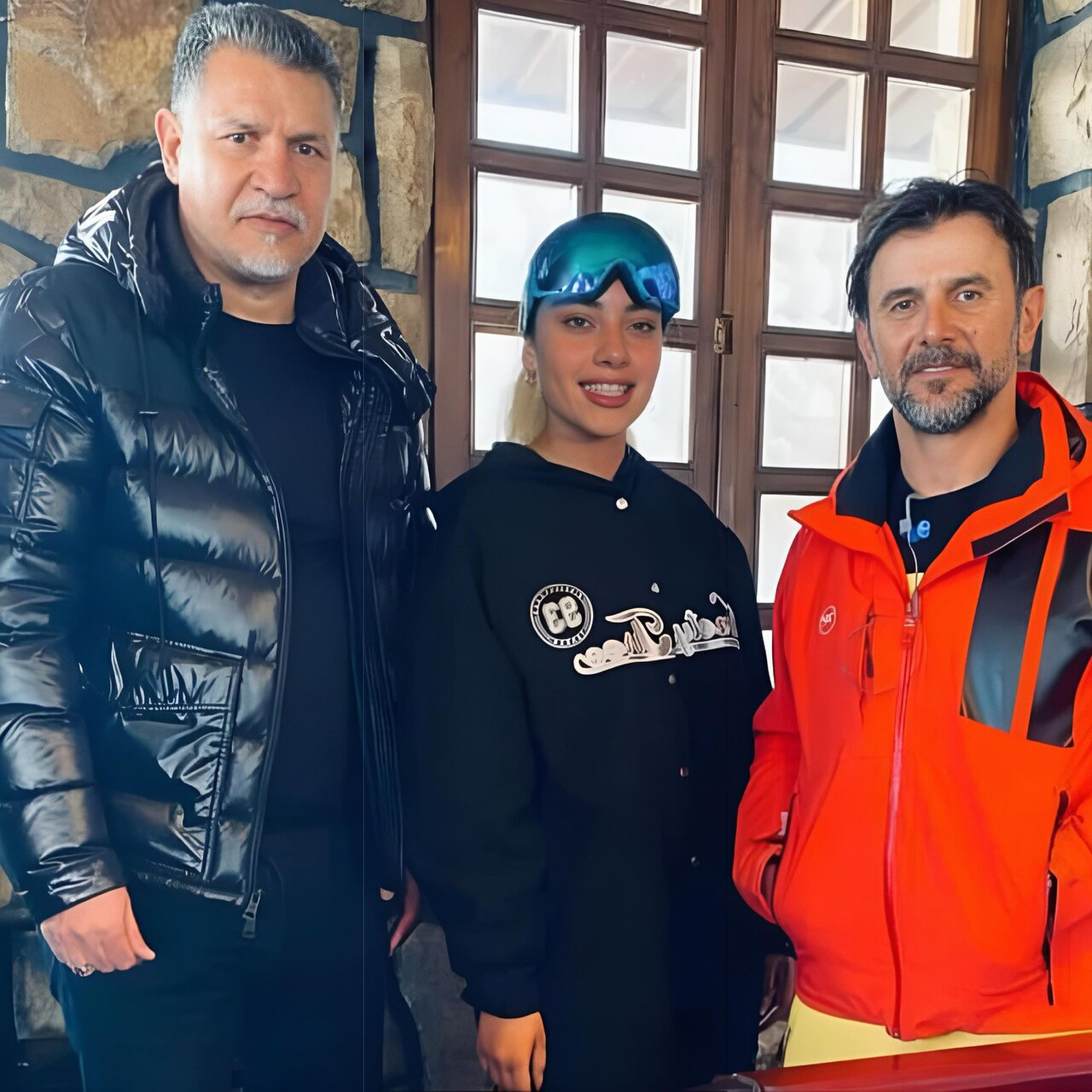 عکس | ذوق یک دختر جوان از گرفتن عکس یادگاری با امین حیایی و علی دایی در پیست اسکی