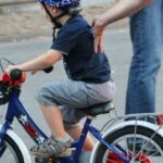 ببینید | برخورد وحشتناک کودک با شیشه مغازه حین دوچرخه‌سواری