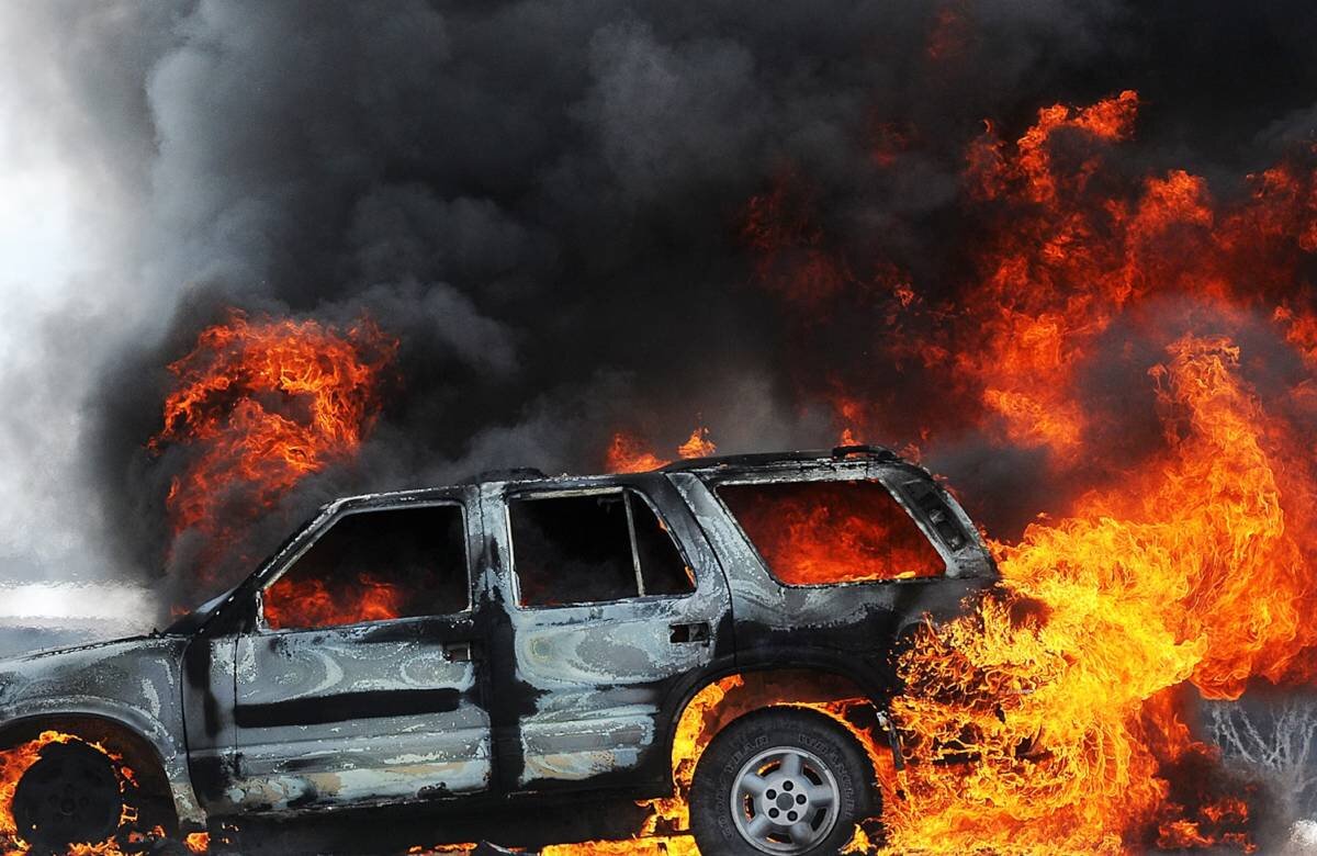 ببینید | تلاش مردم برای نجات سرنشینان یک خودروی در حال آتش‌سوزی