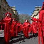تصاویر | عزاداری اعتراضی زنان با لباس‌های عجیب و غریب در خیابان