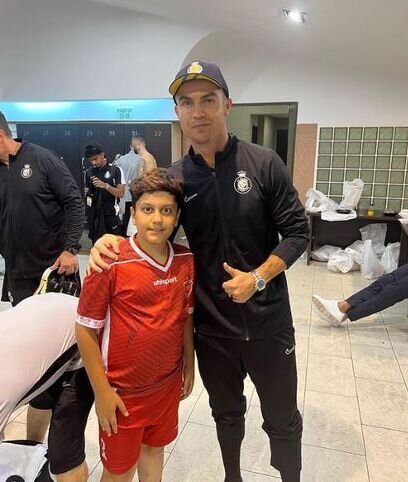 عکس | یادگاری گرفتن پسر علیرضا بیرانوند با رونالدو؛ رقیب پدر رفیق پسر