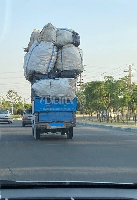 عکس | حمل بار غولآسا و خطرناک با نیسان آبی در جاده شهریار_تهران