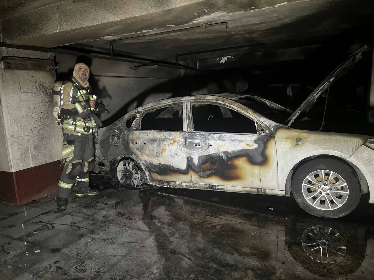 عکس | اولین تصویر از آتش‌سوزی هولناک خودرو سواری در پارکینگ مجتمع مسکونی
