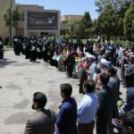 ببینید | اقامه نماز جماعت در مقابل دانشگاه تهران؛ دانشجویان به میدان آمدند