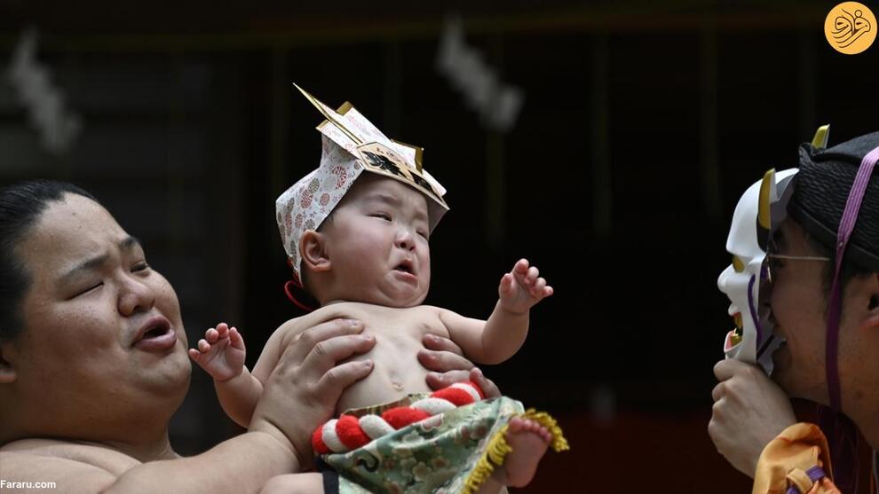 (تصاویر) تلاش کشتی‌گیران غول پیکر برای درآوردن گریه نوزادان