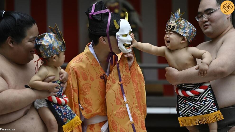(تصاویر) تلاش کشتی‌گیران غول پیکر برای درآوردن گریه نوزادان