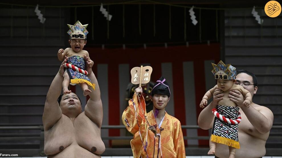 (تصاویر) تلاش کشتی‌گیران غول پیکر برای درآوردن گریه نوزادان