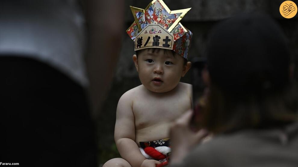 (تصاویر) تلاش کشتی‌گیران غول پیکر برای درآوردن گریه نوزادان