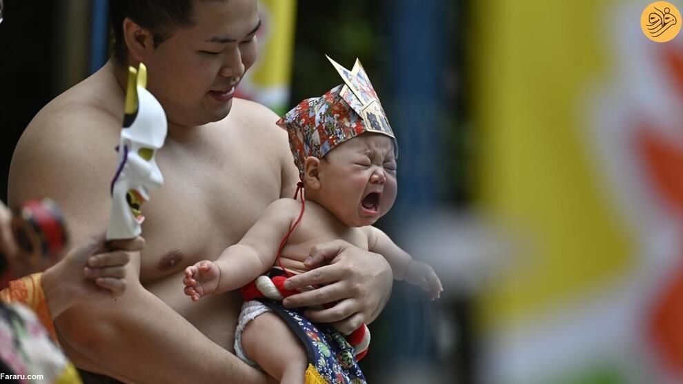 (تصاویر) تلاش کشتی‌گیران غول پیکر برای درآوردن گریه نوزادان