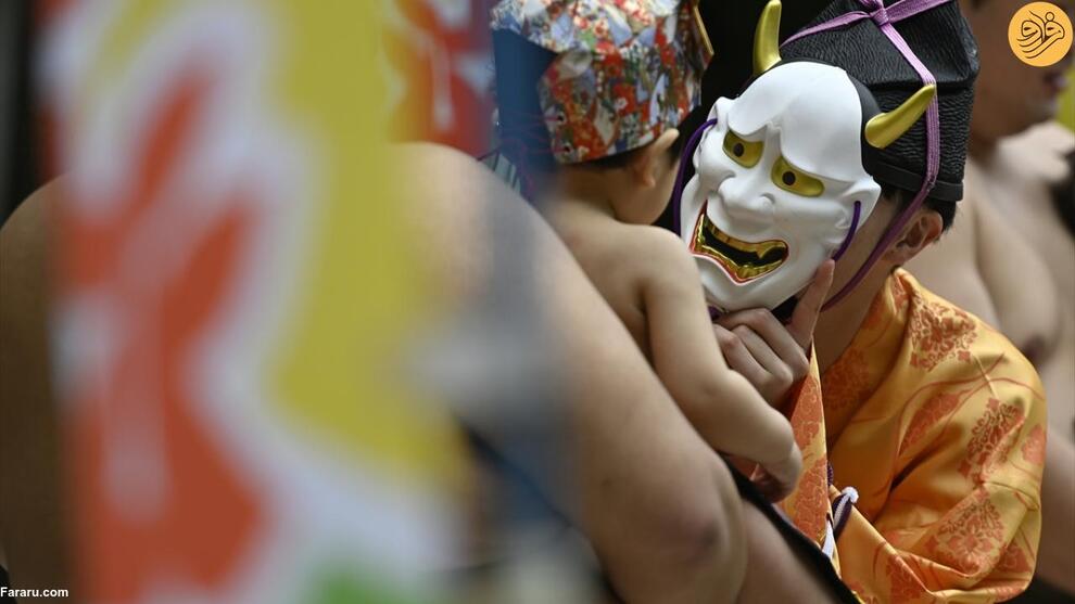 (تصاویر) تلاش کشتی‌گیران غول پیکر برای درآوردن گریه نوزادان