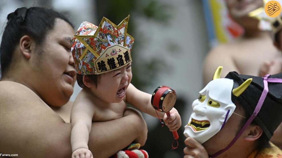 (تصاویر) تلاش کشتی‌گیران غول پیکر برای درآوردن گریه نوزادان