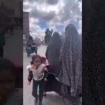 ببینید / فیلم متاثر‌کننده از دختر بچه کوچک در حال فرار از رفح که خواهرش را حمل می‌کند