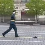 ببینید / به جای ماندن لنگه کفش سرباز روسی در رژه «روز پیروزی»
