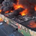 ببینید / تصاویری از آتش‌سوزی مهیب در مجتمع خرید در پایتخت لهستان؛ تمام ساختمان در آتش سوخت