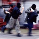 ببینید/ تصاویری از سرقت و حمله مسلحانه با کلاشینکف در محله «سردار جنگل» تهران