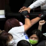 ویدیو / درگیری در مجلس تایوان