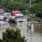 ببینید / خودروها مجددا در مشهد در سیلاب گرفتار شدند