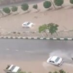 ببینید / سیل در بلوار شهید ناصری مشهد خودرو را با خود بُرد