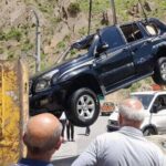 ببینید / لحظات نجات سرنشینان خودروی سقوط کرده در رودخانه کرج