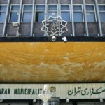 تصاویر | دسته گل جدید شهرداری تهران؛ قرار دادن نیوجرسی‌ها مقابل در ورودی خانه‌ها و بستن پیاده‌رو