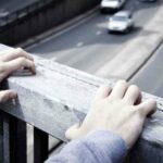 ببینید | لحظه دلهره‌آور از حضور یک جوان روی پل‌هوایی برای خودکشی در لاهیجان