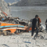 ببینید | اولین تصاویر از سقوط اتوبوس به دره در شمال پاکستان با ۲۰ کشته