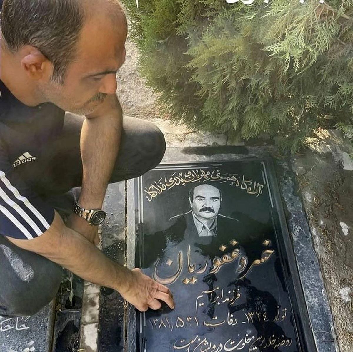 عکس | تصویری از مهران غفوریان بر سر مزار پدرش خسرو غفوریان