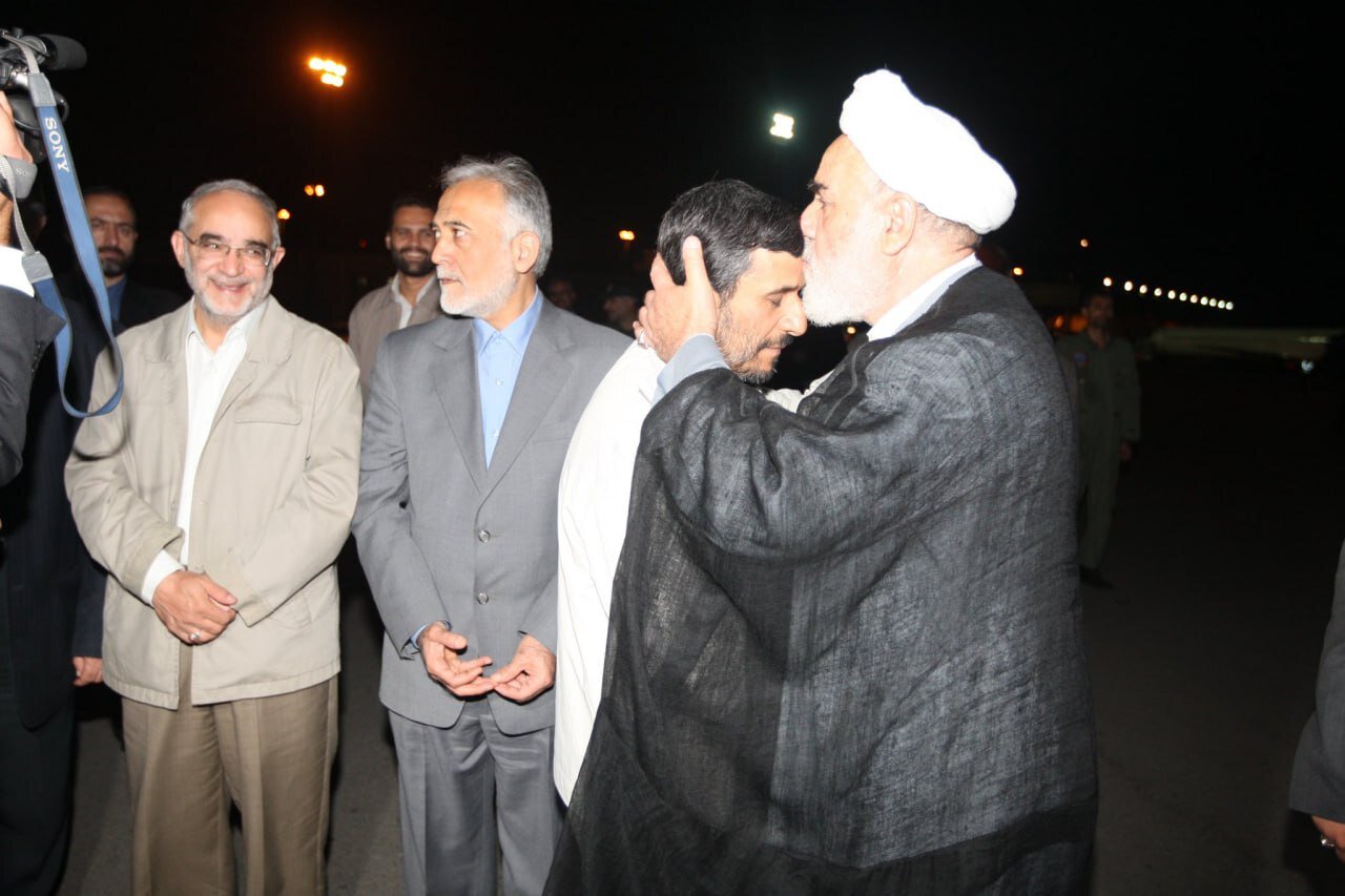 عکس | بوسه محمدی گلپایگانی بر پیشانی محمود احمدی‌نژاد روی باند فرودگاه!