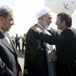 عکس | بوسه محمدی گلپایگانی بر پیشانی محمود احمدی‌نژاد روی باند فرودگاه!