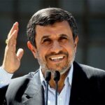 عکس | تصویر متفاوت محمود احمدی‌نژاد در حین پوشیدن جوراب بعد از گرفتن وضو!
