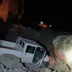 ببینید | اولین تصاویر از سقوط سنگ‌های غول پیکر در بزرگراه و له کردن خودروها