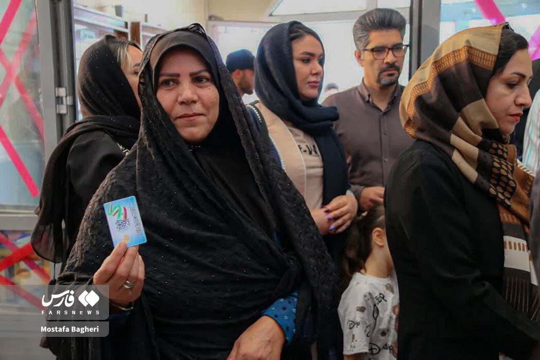 تصاویر | عکس‌های خبرگزاری فارس از زنان با پوشش‌های مختلف پای صندوق رای!