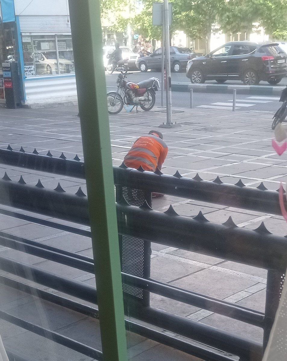 عکس | تصویر تلخ از یک پاکبان در تهران؛ نشستن چند ساعته روی زمین برای پاک کردن بروشور چسبدار از روی پیادهرو عکس | تصویر تلخ از یک پاکبان در تهران؛ نشستن چند ساعته روی زمین برای پاک کردن بروشور چسبدار از روی پیادهرو