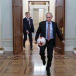 ببینید | تصاویری دیدنی از پوتین در حال بازی با توپ در کاخ کرملین
