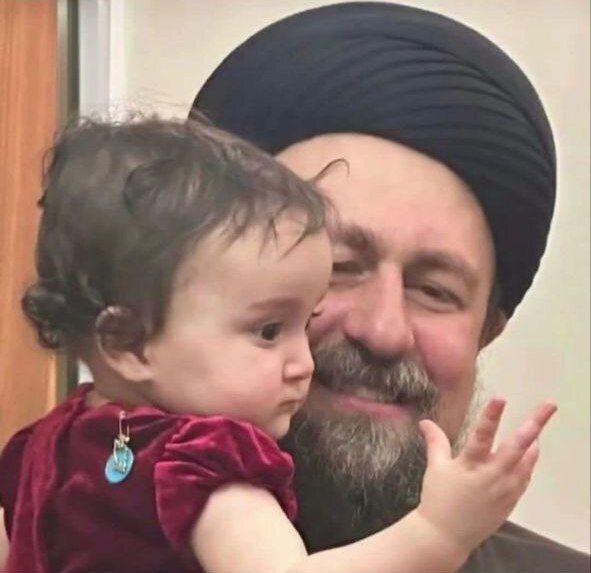 عکس | چهره خندان سید حسن خمینی پس از در آغوش گرفتن ایران