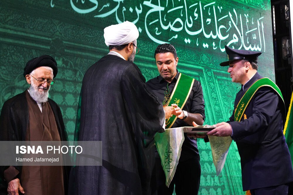 عکس | اهدای یک نشان ویژه به جواد نکونام