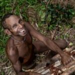تصاویر | عکس‌هایی از آخرین قبایل آدم‌خوار در جهان؛ جمجمه‌ انسان لیوان آب شد!