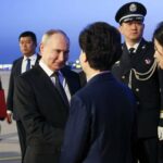 ببینید | واکنش خبرساز تیم امنیتی پوتین و مقام چینی بعد از نزدیکی این دو چهره سیاسی