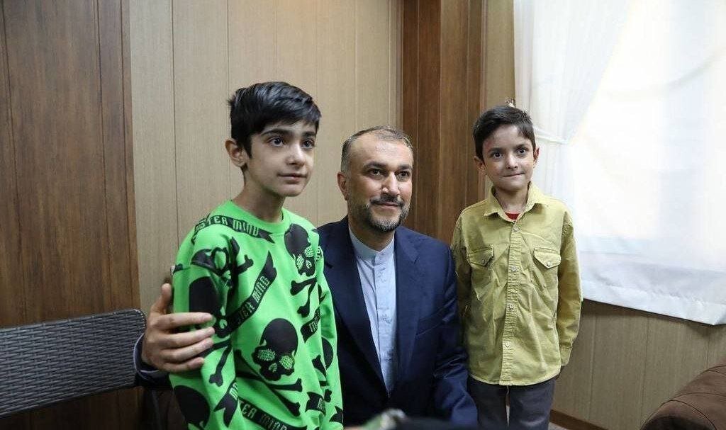 عکس | تصویری از شهید حسین امیرعبداللهیان وزیر امورخارجه در کنار دو پسرش عکس | تصویری از شهید حسین امیرعبداللهیان وزیر امورخارجه در کنار دو پسرش