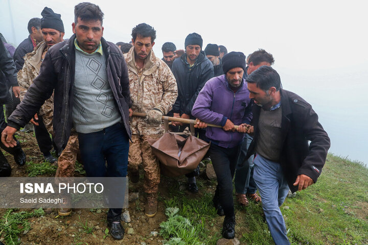 مراحل پایانی امدادرسانی به حادثه سقوط بالگرد رئیس جمهوری و انتقال پیکر شهدا