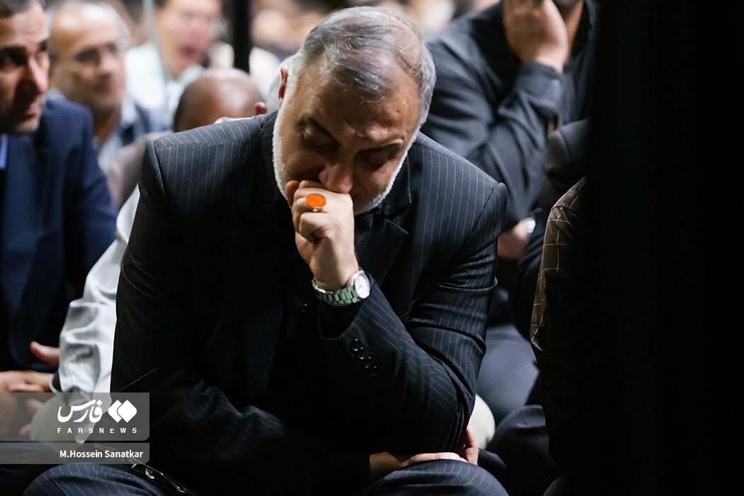 عکس | چهره غمگین زاکانی در مراسم بزرگداشت شهید رئیسی و همراهانش