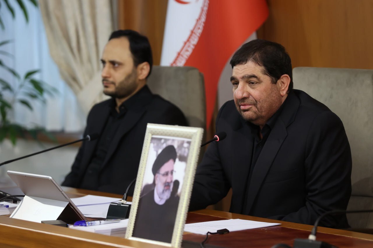 عکس | تصویری از چهره ناراحت محمد مخبر پس از شهادت رئیس جمهور