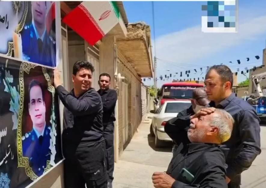 عکس| تصویری تلخ از پدر سرهنگ محسن دریانوش لحظه دیدن بنر نصب شده از پسرش روی دیوار