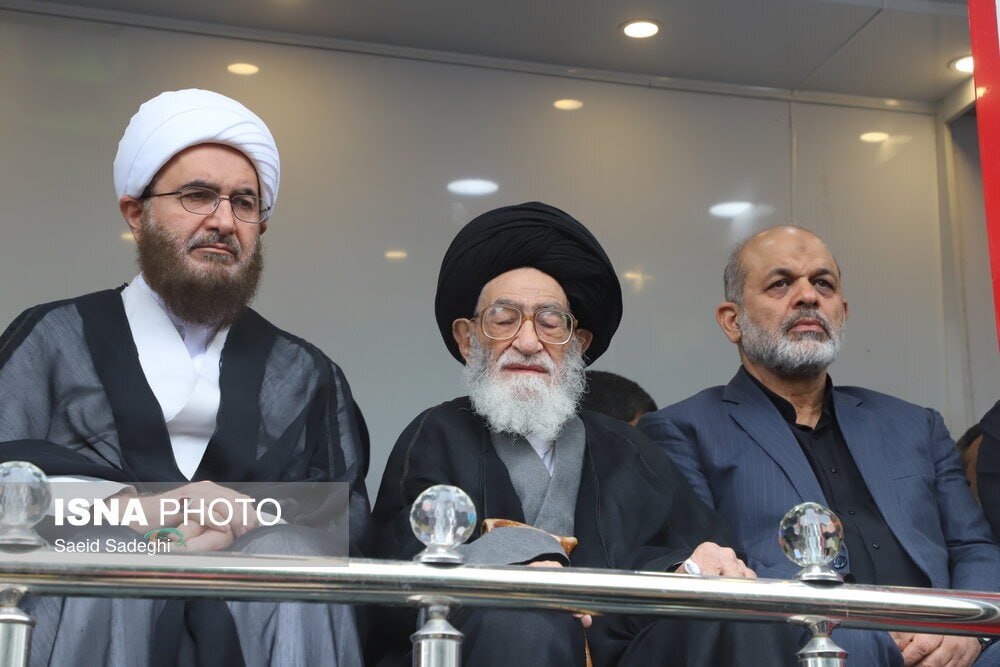 عکس | تصویری از وزیر کشور در کنار آیت‌الله آل‌هاشم و حجت‌الاسلام علی اکبری در مراسم تشییع پیکر رئیسی و همراهان
